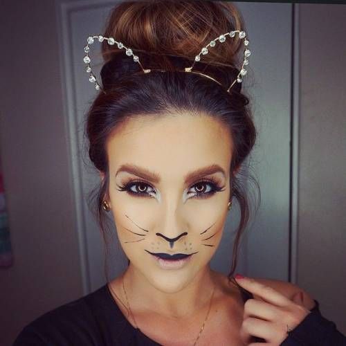Na internet, dá para achar diversos tutoriais dessas tiaras de gatinho. O gran finale fica por conta da make, claro!