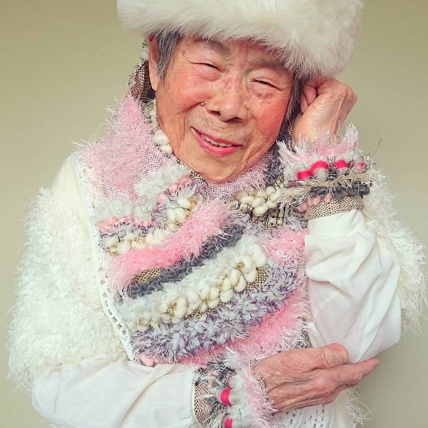 A idosa é a modelo preferida de sua neta, a artista Chinami Mori, que faz ensaios fotográficos da avó com as roupas que confecciona