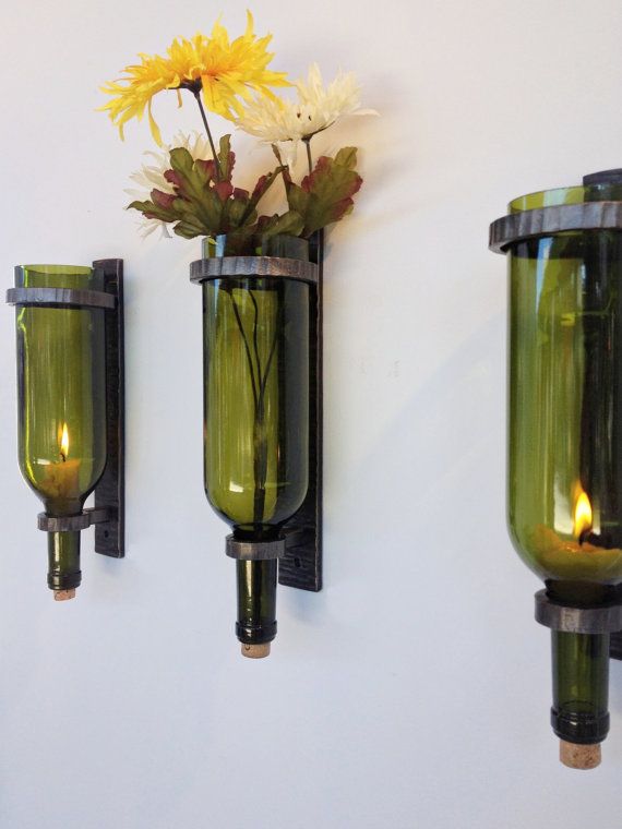 Aqui, além de iluminar, o fundo aberto vira suporte para plantas
