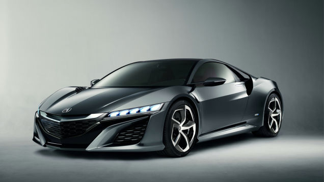 O NSX carrega o famoso motor V6 VTEC da Honda e marcou a volta do famoso modelo esportivo, que teve sua produção interrompida em 2005.