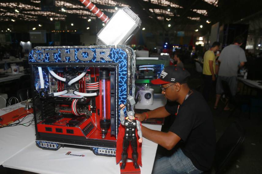 Acontece no Anhembi, em São Paulo, a 9ª edição da Campus Party Brasil. O evento acontece até domingo (31). A feira reúne entusiastas de tecnologia que a palestras sobre novos empreendimentos e startups. A presença de nerds e geeks é menor em relação às edições passadas, mas seis mil campuseiros estão acampados por lá em suas barracas para fazer networking e curtir a interação longe dos computadores, mas nem tão longe assim. Uma atração que segue forte no evento são os casemods, computadores 
