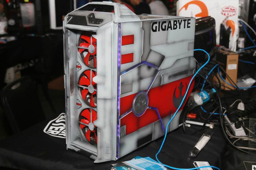 Acontece no Anhembi, em São Paulo, a 9ª edição da Campus Party Brasil. O evento acontece até domingo (31). A feira reúne entusiastas de tecnologia que a palestras sobre novos empreendimentos e startups. A presença de nerds e geeks é menor em relação às edições passadas, mas seis mil campuseiros estão acampados por lá em suas barracas para fazer networking e curtir a interação longe dos computadores, mas nem tão longe assim. Uma atração que segue forte no evento são os casemods, computadores 