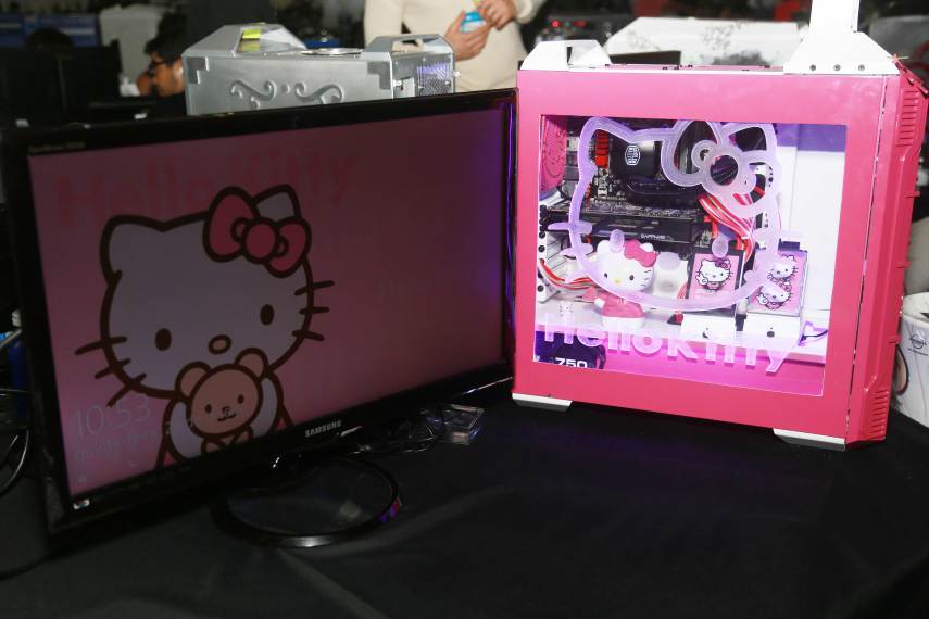 Acontece no Anhembi, em São Paulo, a 9ª edição da Campus Party Brasil. O evento acontece até domingo (31). A feira reúne entusiastas de tecnologia que a palestras sobre novos empreendimentos e startups. A presença de nerds e geeks é menor em relação às edições passadas, mas seis mil campuseiros estão acampados por lá em suas barracas para fazer networking e curtir a interação longe dos computadores, mas nem tão longe assim. Uma atração que segue forte no evento são os casemods, computadores 