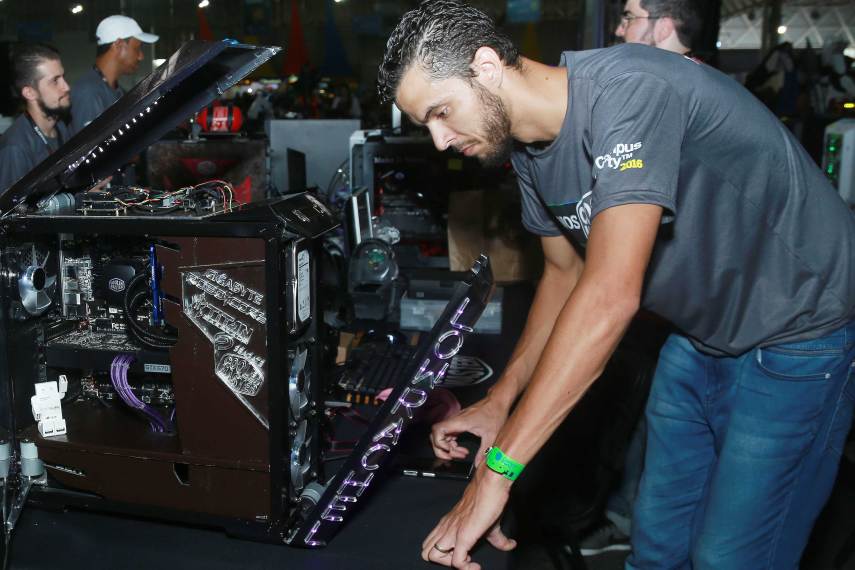 Acontece no Anhembi, em São Paulo, a 9ª edição da Campus Party Brasil. O evento acontece até domingo (31). A feira reúne entusiastas de tecnologia que a palestras sobre novos empreendimentos e startups. A presença de nerds e geeks é menor em relação às edições passadas, mas seis mil campuseiros estão acampados por lá em suas barracas para fazer networking e curtir a interação longe dos computadores, mas nem tão longe assim. Uma atração que segue forte no evento são os casemods, computadores 