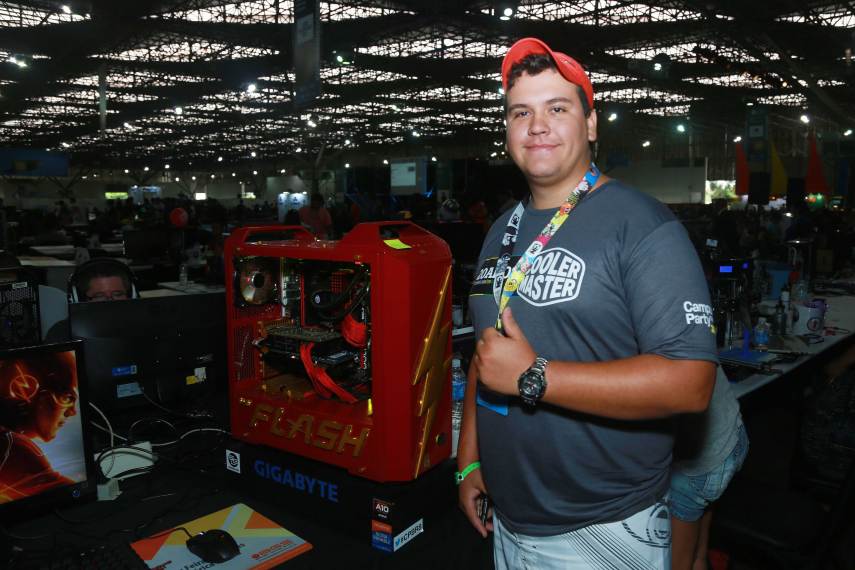 Acontece no Anhembi, em São Paulo, a 9ª edição da Campus Party Brasil. O evento acontece até domingo (31). A feira reúne entusiastas de tecnologia que a palestras sobre novos empreendimentos e startups. A presença de nerds e geeks é menor em relação às edições passadas, mas seis mil campuseiros estão acampados por lá em suas barracas para fazer networking e curtir a interação longe dos computadores, mas nem tão longe assim. Uma atração que segue forte no evento são os casemods, computadores 