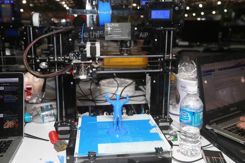 Acontece no Anhembi, em São Paulo, a 9ª edição da Campus Party Brasil. O evento acontece até domingo (31). A feira reúne entusiastas de tecnologia que a palestras sobre novos empreendimentos e startups. A presença de nerds e geeks é menor em relação às edições passadas, mas seis mil campuseiros estão acampados por lá em suas barracas para fazer networking e curtir a interação longe dos computadores, mas nem tão longe assim. Uma atração que segue forte no evento são os casemods, computadores 