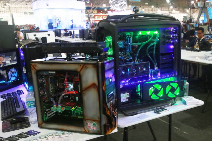 Acontece no Anhembi, em São Paulo, a 9ª edição da Campus Party Brasil. O evento acontece até domingo (31). A feira reúne entusiastas de tecnologia que a palestras sobre novos empreendimentos e startups. A presença de nerds e geeks é menor em relação às edições passadas, mas seis mil campuseiros estão acampados por lá em suas barracas para fazer networking e curtir a interação longe dos computadores, mas nem tão longe assim. Uma atração que segue forte no evento são os casemods, computadores 