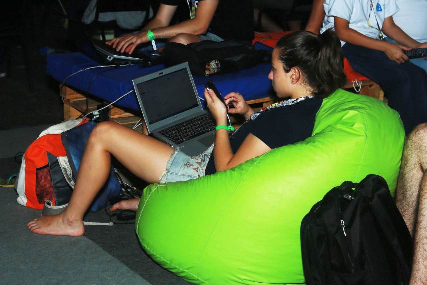 Acontece no Anhembi, em São Paulo, a 9ª edição da Campus Party Brasil. O evento acontece até domingo (31). A feira reúne entusiastas de tecnologia que a palestras sobre novos empreendimentos e startups. A presença de nerds e geeks é menor em relação às edições passadas, mas seis mil campuseiros estão acampados por lá em suas barracas para fazer networking e curtir a interação longe dos computadores, mas nem tão longe assim. Uma atração que segue forte no evento são os casemods, computadores 