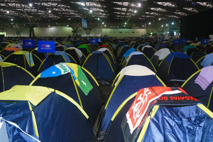 Acontece no Anhembi, em São Paulo, a 9ª edição da Campus Party Brasil. O evento acontece até domingo (31). A feira reúne entusiastas de tecnologia que a palestras sobre novos empreendimentos e startups. A presença de nerds e geeks é menor em relação às edições passadas, mas seis mil campuseiros estão acampados por lá em suas barracas para fazer networking e curtir a interação longe dos computadores, mas nem tão longe assim. Uma atração que segue forte no evento são os casemods, computadores 