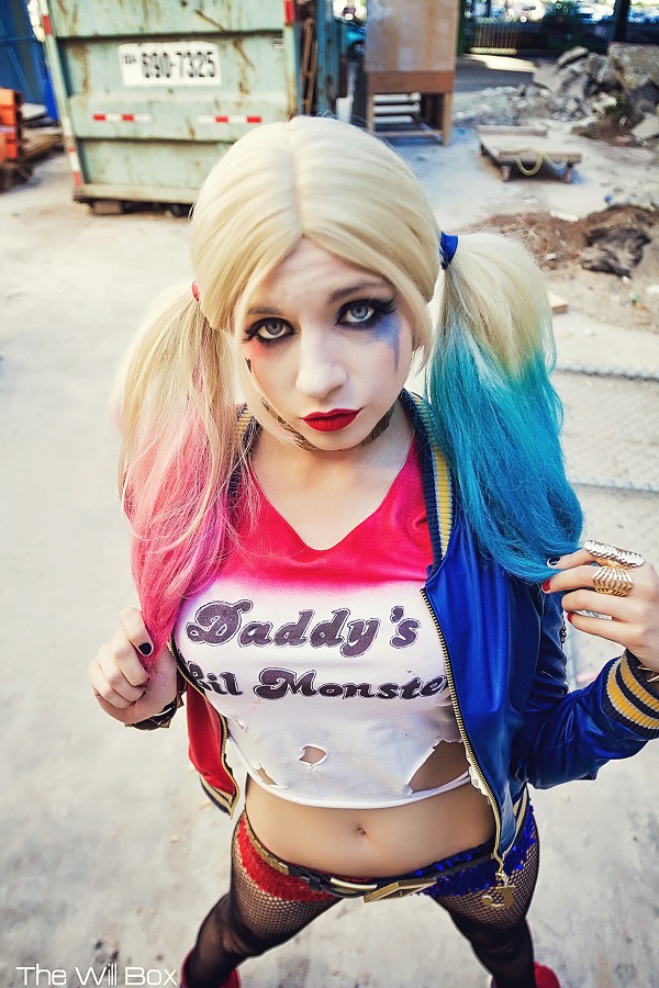 O esperado filme Esquadrão Suicida estreia em agosto, mas os fãs dos vilões dos quadrinhos se preparam cada vez mais para o grande dia. A cosplayer Andy Rae tem uma das fantasias mais impressionantes de Arlequina da internet, o que lhe rende tantos seguidores - no Instagram, por exemplo, são 28 mil pessoas que a seguem. Veja fotos de Andy Rae como Arlequina: