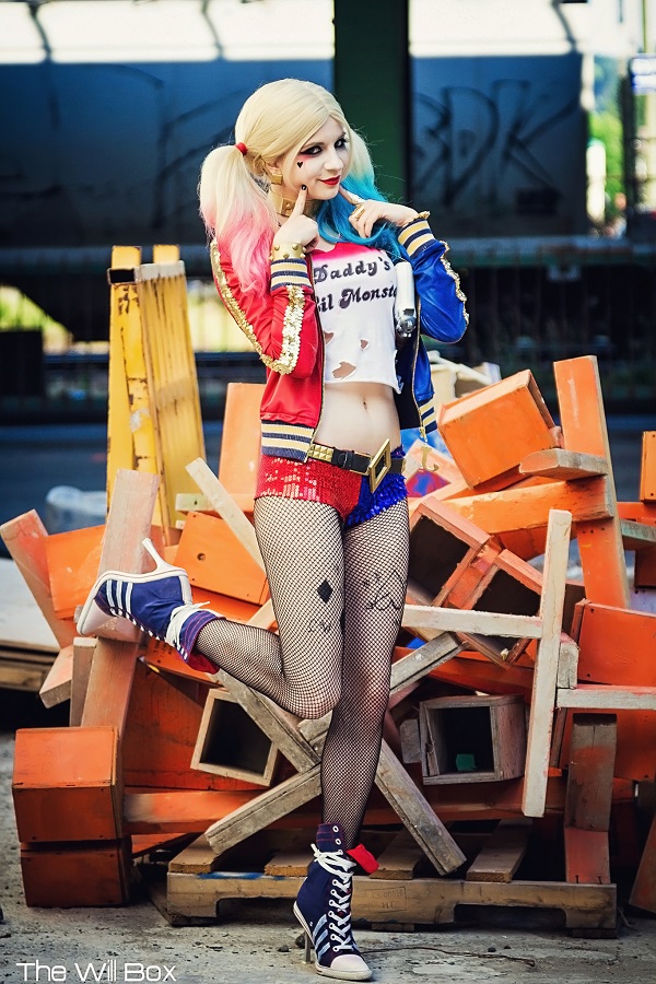 O esperado filme Esquadrão Suicida estreia em agosto, mas os fãs dos vilões dos quadrinhos se preparam cada vez mais para o grande dia. A cosplayer Andy Rae tem uma das fantasias mais impressionantes de Arlequina da internet, o que lhe rende tantos seguidores - no Instagram, por exemplo, são 28 mil pessoas que a seguem. Veja fotos de Andy Rae como Arlequina: