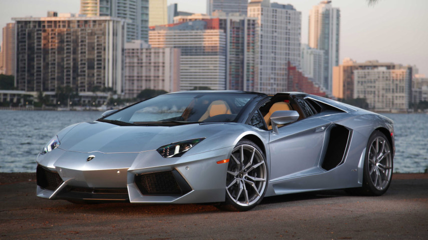 Se falamos de Ferrari, temos que falar de Lamborghini. A Aventador carrega um motor V12 6.5 que atinge velocidade máxima de 350 km/h. O preço é compatível com sua esportividade: US$ 400 a 440 mil.