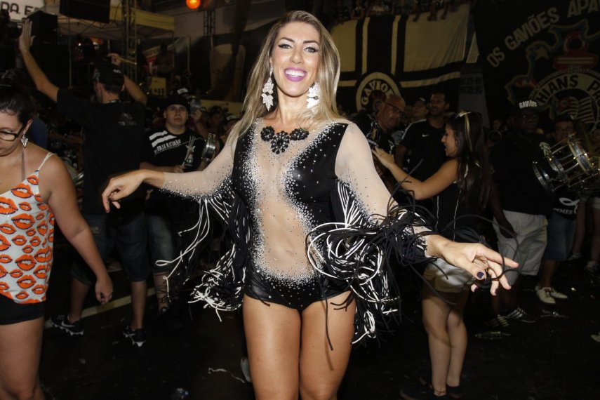 Rainha de bateria da Gaviões da Fiel, a modelo Tati Minerato participou do ensaio da agremiação paulistana na noite dessa sexta-feira (3), na quadra da escola. Neste ano, a Gaviões mostra o enredo 