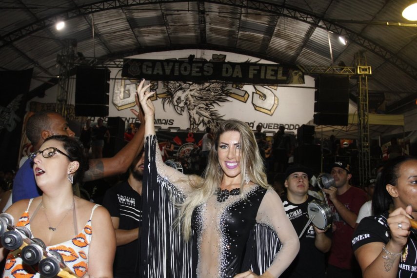 Rainha de bateria da Gaviões da Fiel, a modelo Tati Minerato participou do ensaio da agremiação paulistana na noite dessa sexta-feira (3), na quadra da escola. Neste ano, a Gaviões mostra o enredo 