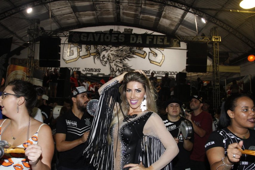 Rainha de bateria da Gaviões da Fiel, a modelo Tati Minerato participou do ensaio da agremiação paulistana na noite dessa sexta-feira (3), na quadra da escola. Neste ano, a Gaviões mostra o enredo 