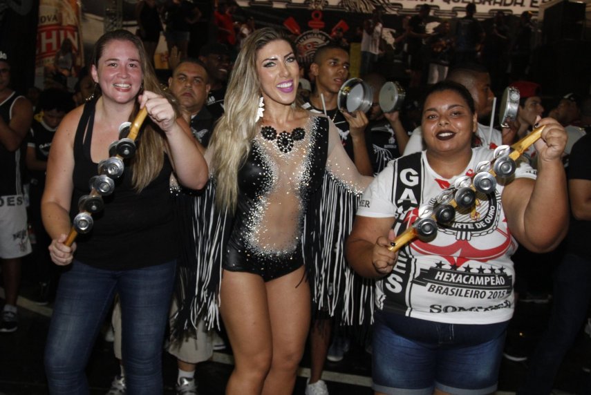 Rainha de bateria da Gaviões da Fiel, a modelo Tati Minerato participou do ensaio da agremiação paulistana na noite dessa sexta-feira (3), na quadra da escola. Neste ano, a Gaviões mostra o enredo 