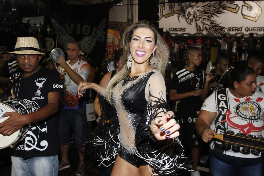 Rainha de bateria da Gaviões da Fiel, a modelo Tati Minerato participou do ensaio da agremiação paulistana na noite dessa sexta-feira (3), na quadra da escola. Neste ano, a Gaviões mostra o enredo 