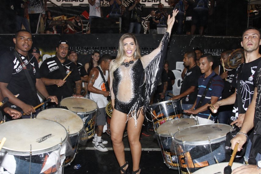 Rainha de bateria da Gaviões da Fiel, a modelo Tati Minerato participou do ensaio da agremiação paulistana na noite dessa sexta-feira (3), na quadra da escola. Neste ano, a Gaviões mostra o enredo 