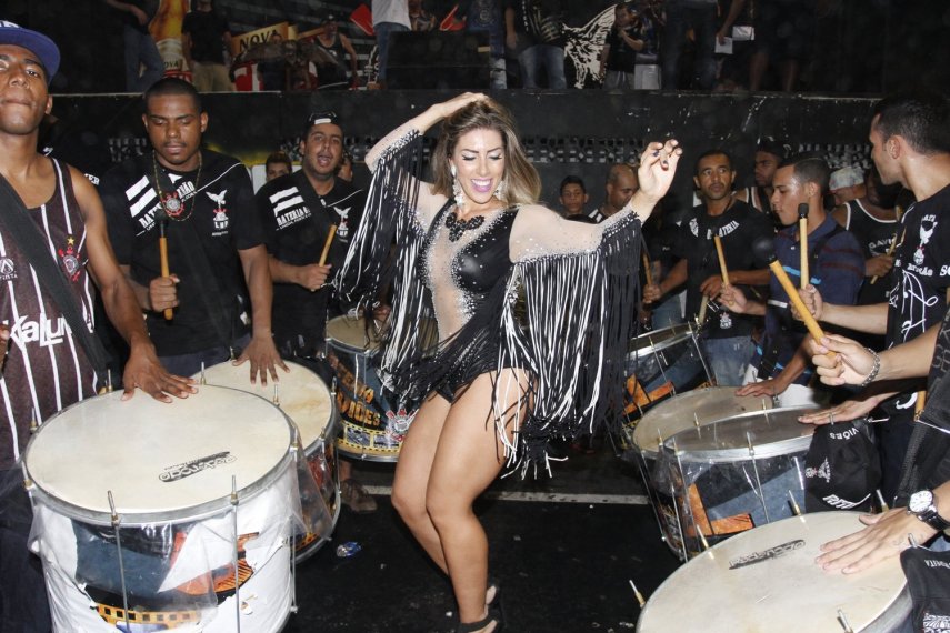 Rainha de bateria da Gaviões da Fiel, a modelo Tati Minerato participou do ensaio da agremiação paulistana na noite dessa sexta-feira (3), na quadra da escola. Neste ano, a Gaviões mostra o enredo 