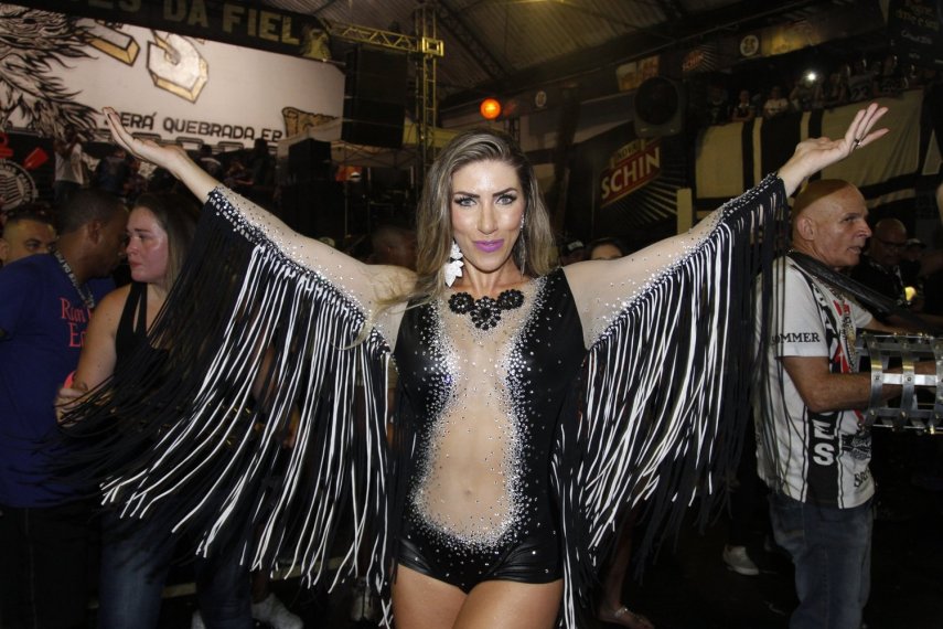 Rainha de bateria da Gaviões da Fiel, a modelo Tati Minerato participou do ensaio da agremiação paulistana na noite dessa sexta-feira (3), na quadra da escola. Neste ano, a Gaviões mostra o enredo 