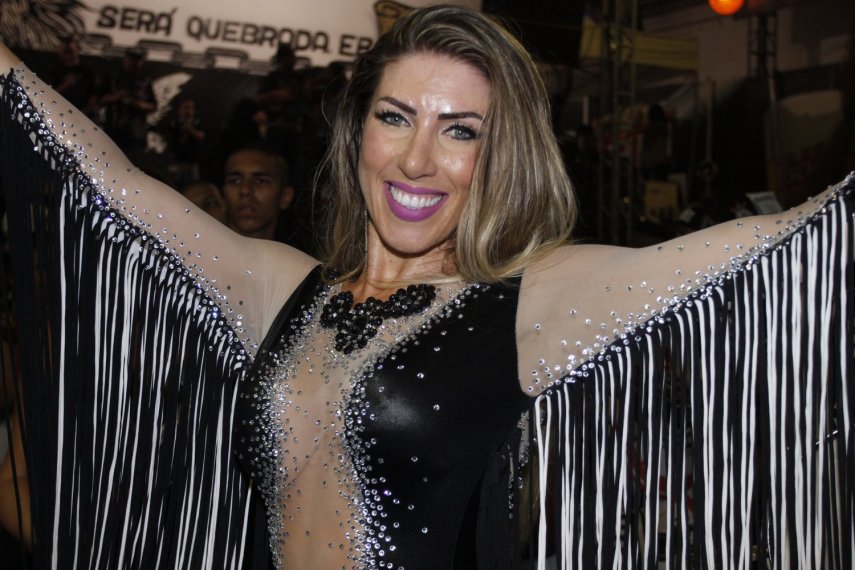 Rainha de bateria da Gaviões da Fiel, a modelo Tati Minerato participou do ensaio da agremiação paulistana na noite dessa sexta-feira (3), na quadra da escola. Neste ano, a Gaviões mostra o enredo 