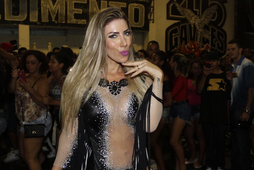 Rainha de bateria da Gaviões da Fiel, a modelo Tati Minerato participou do ensaio da agremiação paulistana na noite dessa sexta-feira (3), na quadra da escola. Neste ano, a Gaviões mostra o enredo 