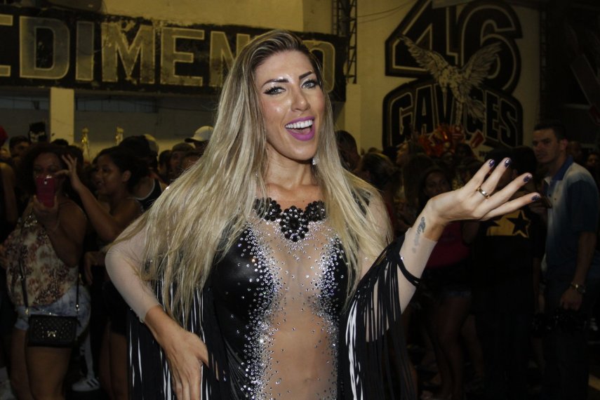 Rainha de bateria da Gaviões da Fiel, a modelo Tati Minerato participou do ensaio da agremiação paulistana na noite dessa sexta-feira (3), na quadra da escola. Neste ano, a Gaviões mostra o enredo 