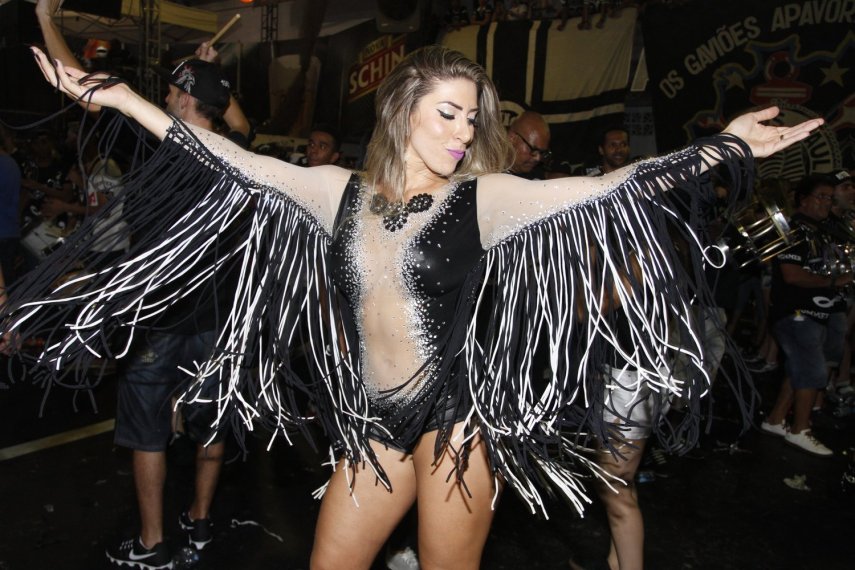 Rainha de bateria da Gaviões da Fiel, a modelo Tati Minerato participou do ensaio da agremiação paulistana na noite dessa sexta-feira (3), na quadra da escola. Neste ano, a Gaviões mostra o enredo 