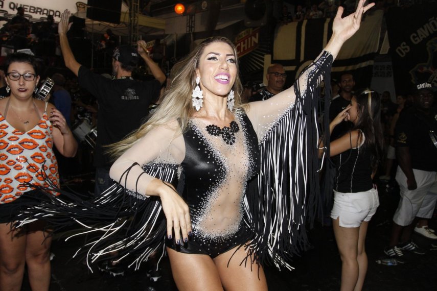 Rainha de bateria da Gaviões da Fiel, a modelo Tati Minerato participou do ensaio da agremiação paulistana na noite dessa sexta-feira (3), na quadra da escola. Neste ano, a Gaviões mostra o enredo 