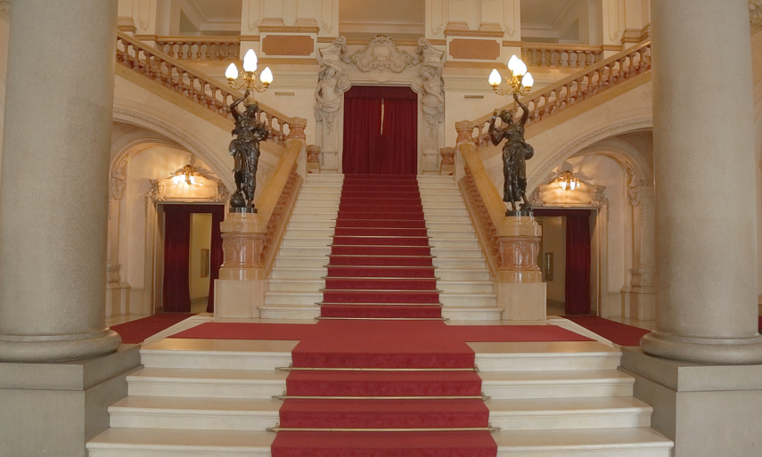 Arquitetura do Theatro tem mármores italianos e estátuas de bronze vindas de Paris