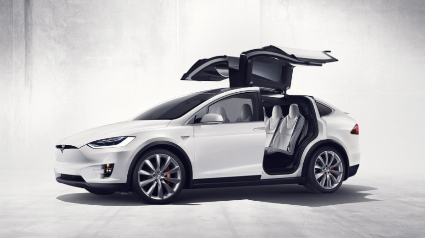 Tesla Model X - Elon Musk disse que o   objetivo global da Tesla não é somente   fazer o melhor carro elétrico do   mundo, e sim os melhores carros do   mundo. Alex Davies, editor da Wired,   aponta para as soluções inteligentes   dessa SUV, como os vidros panorâmicos   ou suas portas traseiras.