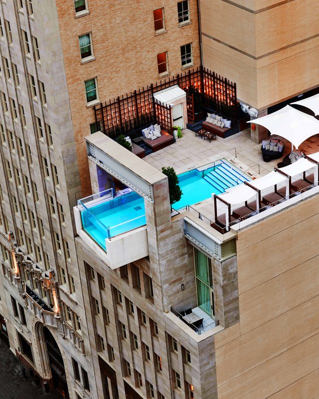 A piscina fica no 10º andar deste hotel de luxo no Texas, nos Estados Unidos
