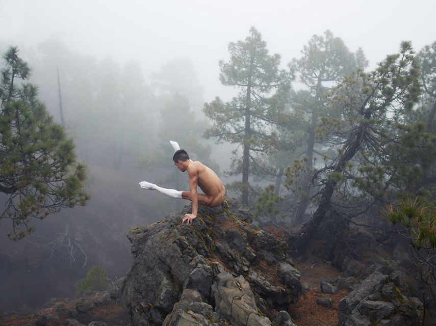 Bertil Nilsson é um fotógrafo sueco que decidiu unir dois temas que gostava de fotografar em um só: dança e natureza. Nesta série de fotos, chamada Naturally, publicada em um livro limitado lançado no fim do ano passado, ele usa da elasticidade dos dançarinos para montar poses e formas combinando com o cenário natur
