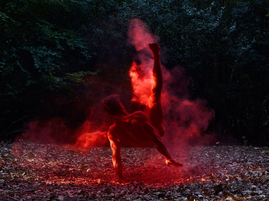 Bertil Nilsson é um fotógrafo sueco que decidiu unir dois temas que gostava de fotografar em um só: dança e natureza. Nesta série de fotos, chamada Naturally, publicada em um livro limitado lançado no fim do ano passado, ele usa da elasticidade dos dançarinos para montar poses e formas combinando com o cenário natur