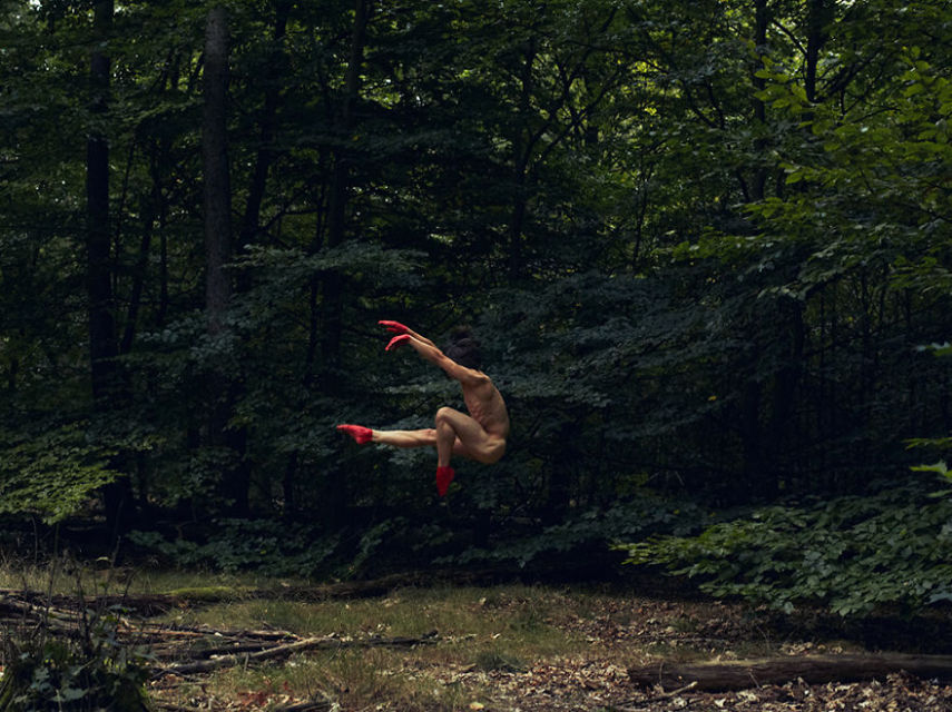 Bertil Nilsson é um fotógrafo sueco que decidiu unir dois temas que gostava de fotografar em um só: dança e natureza. Nesta série de fotos, chamada Naturally, publicada em um livro limitado lançado no fim do ano passado, ele usa da elasticidade dos dançarinos para montar poses e formas combinando com o cenário natur