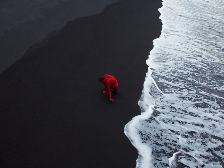 Bertil Nilsson é um fotógrafo sueco que decidiu unir dois temas que gostava de fotografar em um só: dança e natureza. Nesta série de fotos, chamada Naturally, publicada em um livro limitado lançado no fim do ano passado, ele usa da elasticidade dos dançarinos para montar poses e formas combinando com o cenário natur