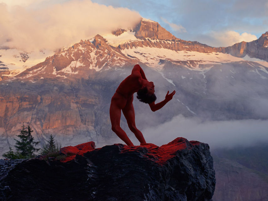 Bertil Nilsson é um fotógrafo sueco que decidiu unir dois temas que gostava de fotografar em um só: dança e natureza. Nesta série de fotos, chamada Naturally, publicada em um livro limitado lançado no fim do ano passado, ele usa da elasticidade dos dançarinos para montar poses e formas combinando com o cenário natur