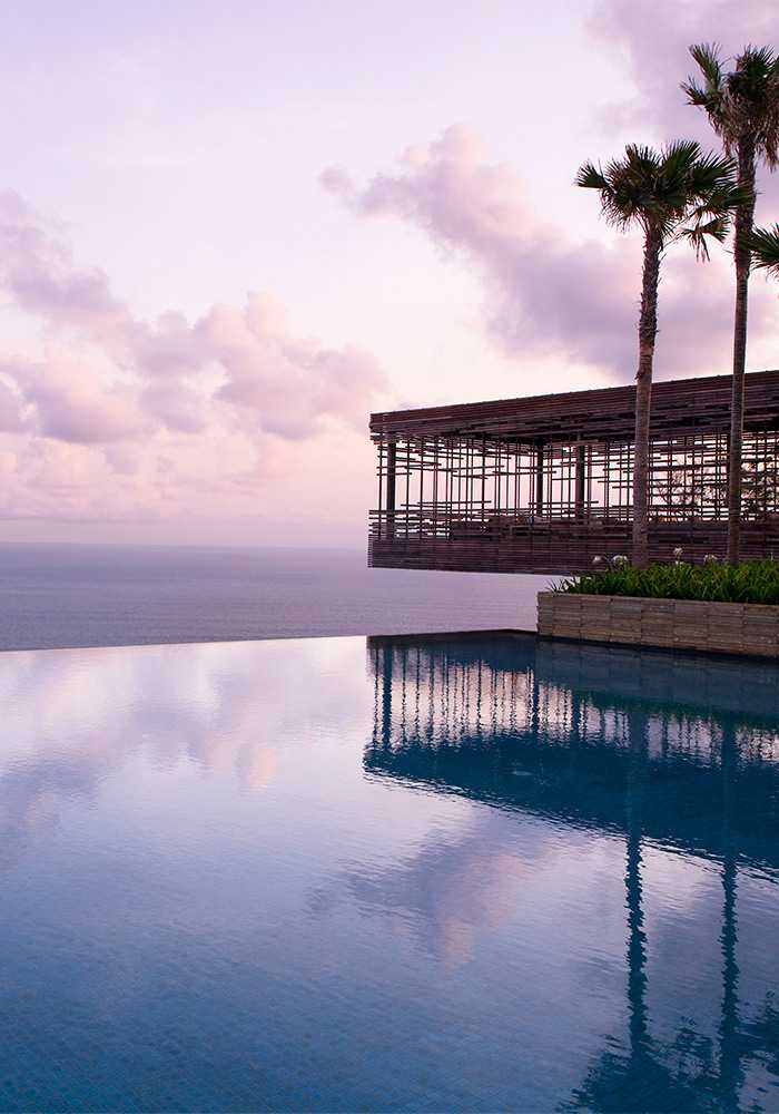 Esta piscina com vista para o mar fica em conjunto de vilas luxuosas em Bali