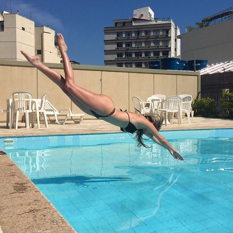 Se tem uma pessoa que é fã de piscinas e praias, esta é Bárbara Evans. Veja as fotos de seu Instagram