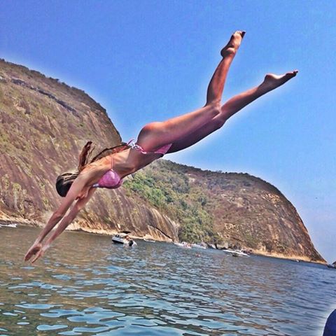 Se tem uma pessoa que é fã de piscinas e praias, esta é Bárbara Evans. Veja as fotos de seu Instagram