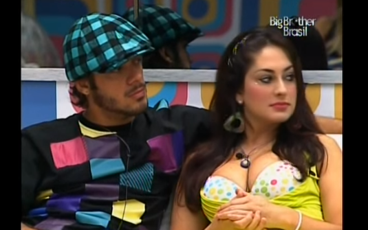 Quem vê Big Brother 24h no PPV sabe a quantidade de broncas que os participantes levam. No BBB9, a participante Ana Carolina cortava as cutículas de Naiá. Ao ouvir a voz do diretor Boninho, os participantes ficam constrangidos: “Dona Ana Carolina, isso é um aviso para a senhora e a dona Naiá. Este alicate não está esterilizado. A dona Naiá é diabética. Se essa merda inflamar, eu vou arrancar o seu braço. Então para de brincar com alicate”.