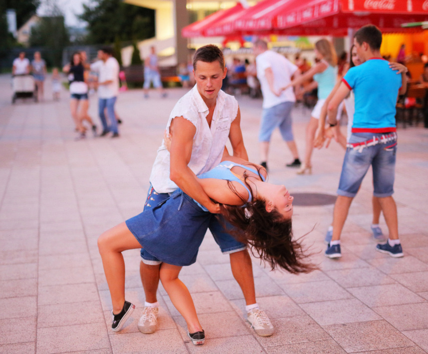 Coloque uma música lenta e romântica para tocar e dance com ele (a) como se não houvesse amanhã