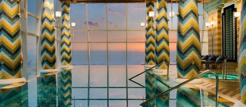 Com borda infinita, a piscina do Burj Al Arab tem vista para o Golfo Pérsico. Se hospedar por um fim de semana em um dos hotéis mais luxuosos do mundo custa aproximadamente R$ 6.500