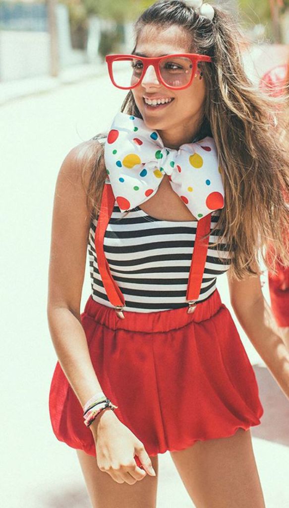 Com roupas coloridas do dia-a-dia, dá para inventar uma fantasia de palhaço bem divertida e charmosa. Sem medo de exagerar!
