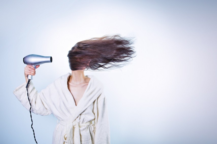 Enquanto seguir as últimas tendências na hora de cortar ou colorir os cabelos pode ser sucesso entre as amigas, homens preferem o estilo natural. Para eles, é mais atraente quando os fios estão sem gel ou qualquer produto estético