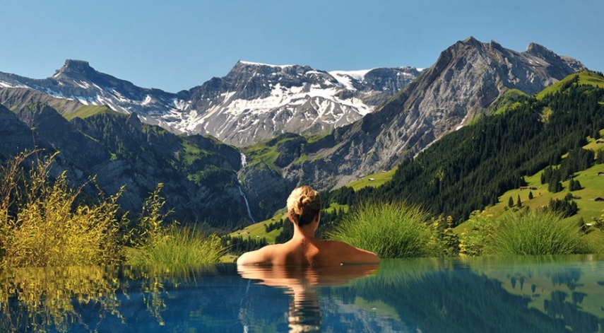 Da piscina aquecida do The Cambrian é possível avistar os Alpes Suiços.  As diárias custam a partir de R$878