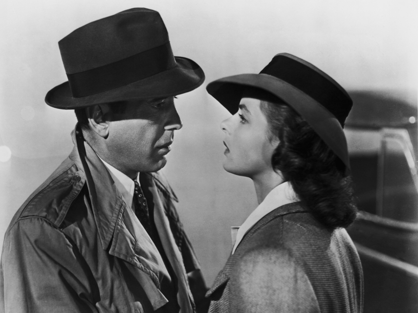 Quando o assunto é filmes clássicos de Hollywood, Casablanca sempre aparece na lista. A produção combina um romance verdadeiro, amor não correspondido, lugares exóticos e frases marcantes