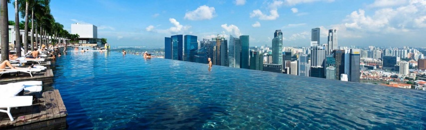 Instalada na cobertura do hotel Marina Bay Sands, os hóspedes podem curtir a piscina enquanto observam Cingapura do alto