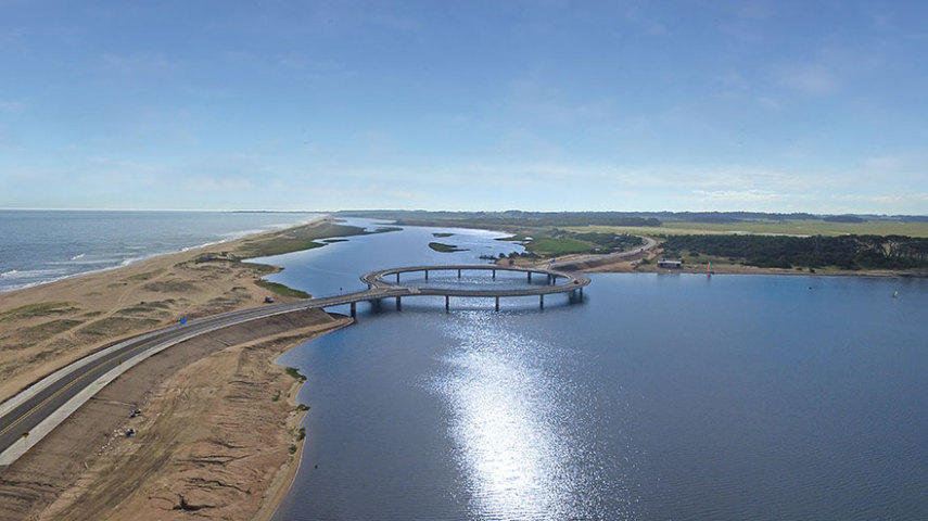 Na contramão das vias expressas, o arquiteto Rafael Viñoly optou por um design diferente ao construir a ponte Laguna Garzon, entre as cidades de Rocha e Maldonado, no litoral do uruguai. Seu desenho circular sobre o lago substituem uma travessia que antigamente era feita por balsa.