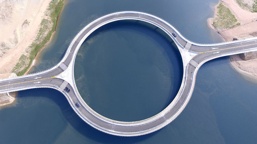 Na contramão das vias expressas, o arquiteto Rafael Viñoly optou por um design diferente ao construir a ponte Laguna Garzon, entre as cidades de Rocha e Maldonado, no litoral do uruguai. Seu desenho circular sobre o lago substituem uma travessia que antigamente era feita por balsa.